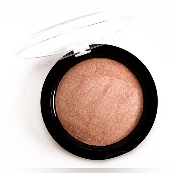 Makeup Revolution Brown Bronzer for a Sun-Kissed Glow - Picture 3 of 4